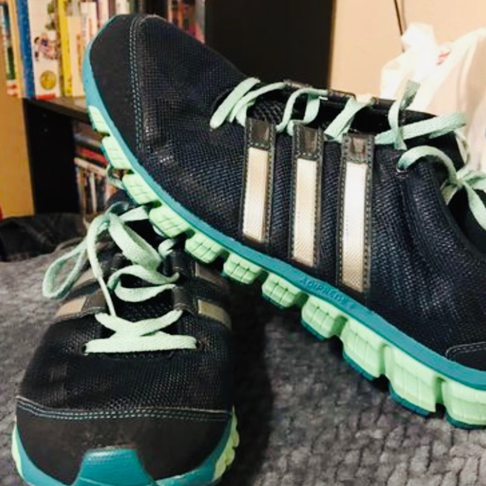 Women’s Adidas Shoes / Great Condition / Size: 9.5